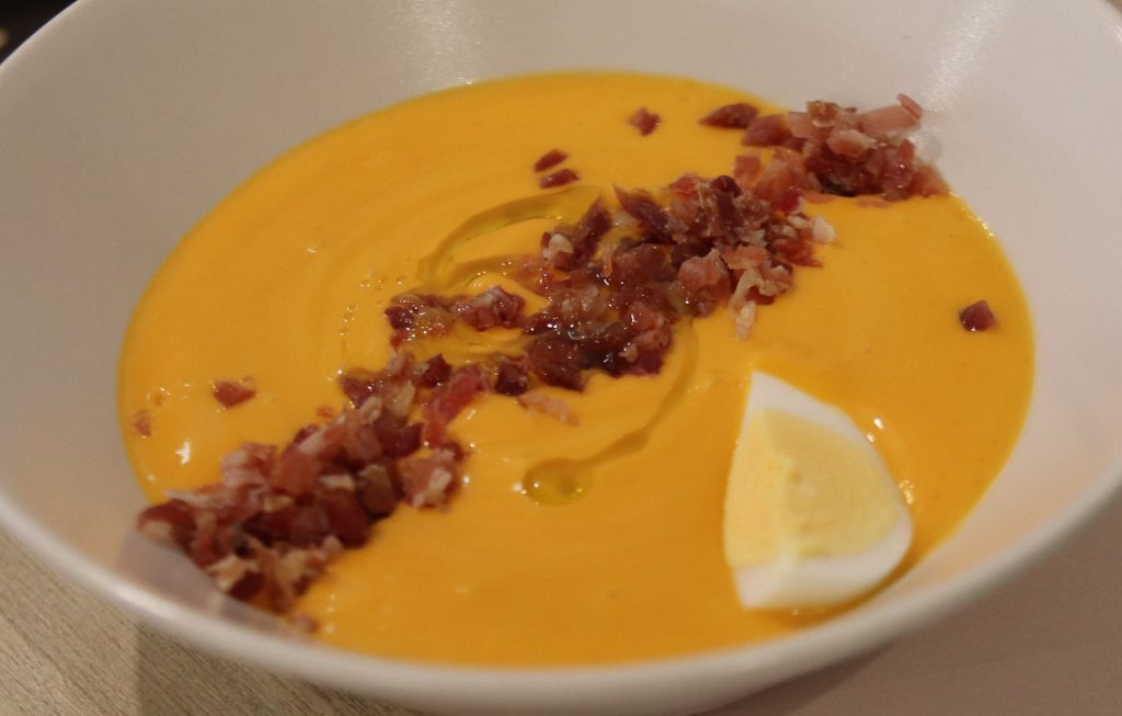 Salmorejo cordobés con jamón, huevo cocido y aceite de oliva