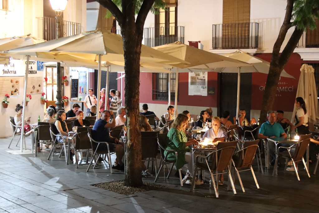 Terraza de La Esquinita de la Judería de noche, con clientes cenando en la Judería de Córdoba